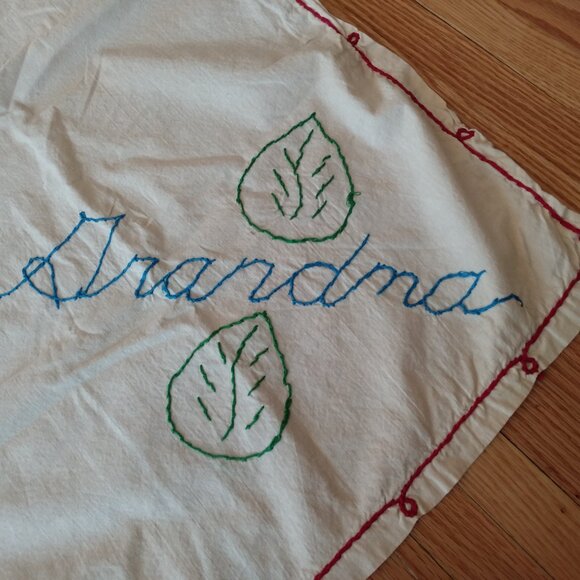 Vintage Tablecloth Primitive Hand Embroidered "Grandma" Red Rose Green Leaves - Picture 3 of 16